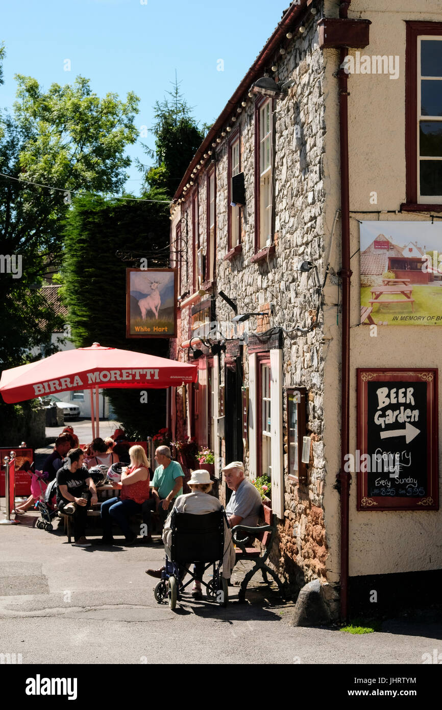 Essen und trinken in das Dorf Cheddar statt Stockfoto