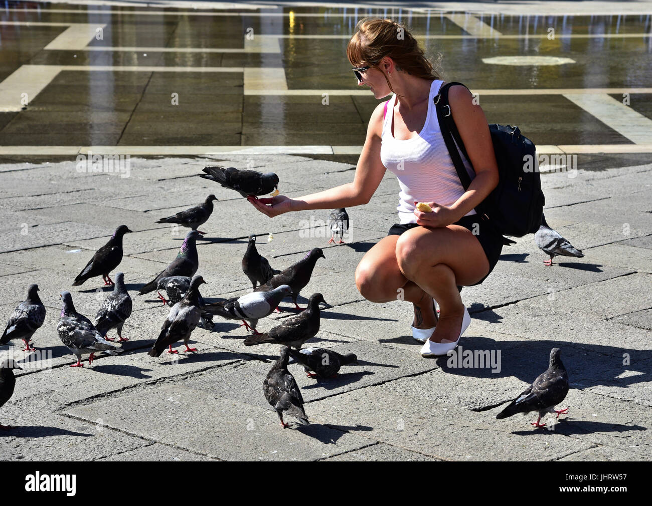 touristischen Fütterung die Spatzen am St. Markus Platz Venedig, Italien, Europa Stockfoto