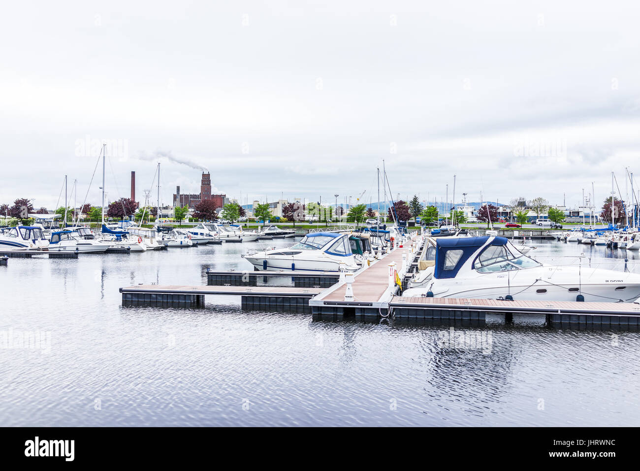 Quebec Stadt, Kanada - 30. Mai 2017: Alte Hafengebiet mit Bassin Louise und Blick auf Boote auf Wasser und Papierfabrik mit Promenade Stockfoto
