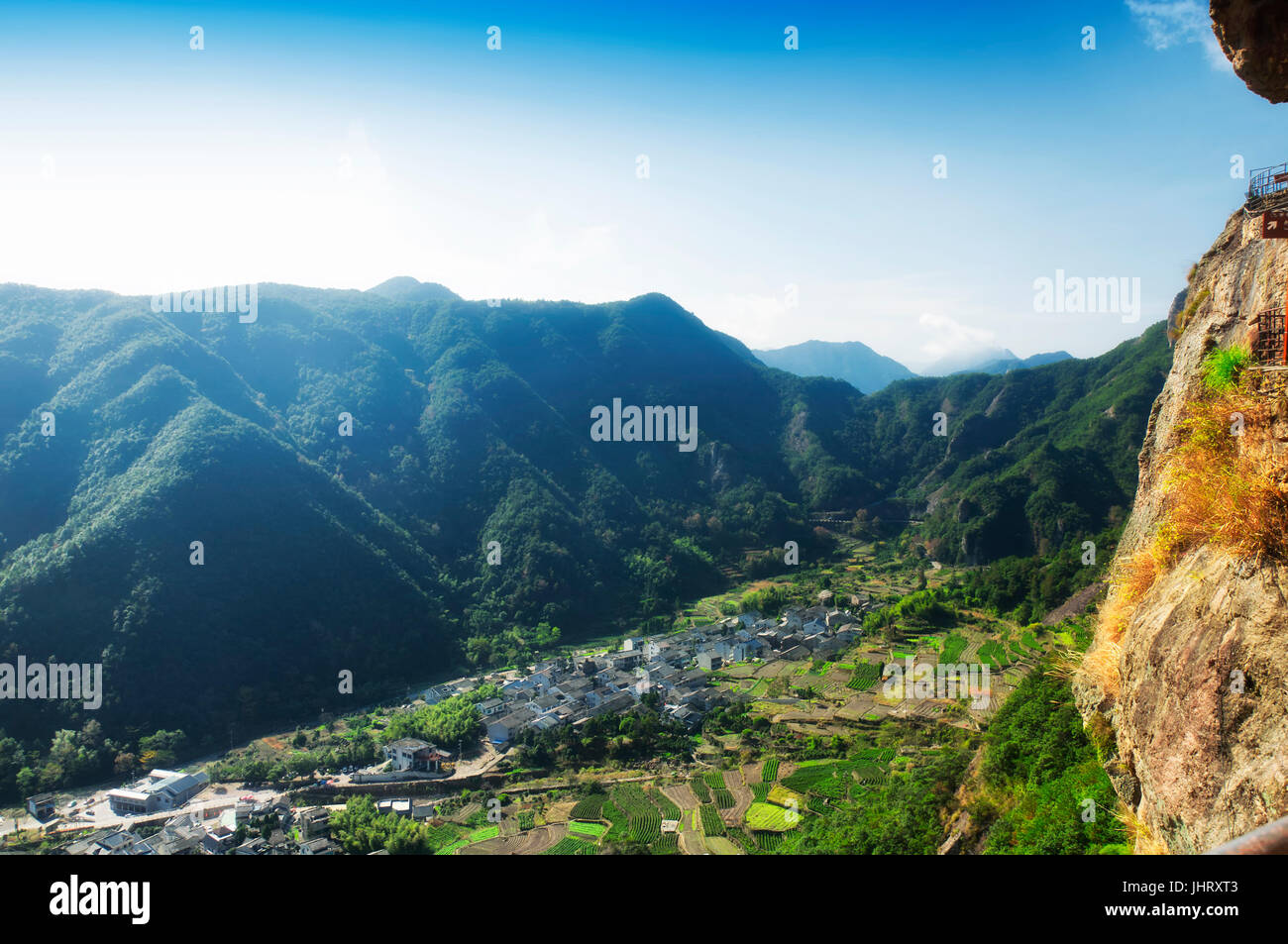 Das Dorf Shanglingyancun und ein Tee-Terrassengarten, umgeben von den Bergen in das Naturgebiet Fangdong der Yandangshan befindet sich in Zhejiang Stockfoto