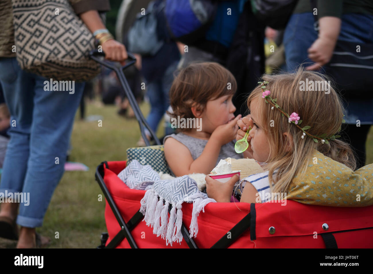 Suffolk, UK. 14. Juli 2017. Kinder in einem Wagen am Tag 2 des 2017 Latitude Festival in Henham Park, Southwold in Suffolk. Foto: Freitag, 14. Juli 2017. Foto Kredit Kredit lesen sollten: Roger Garfield/Alamy Live News Stockfoto