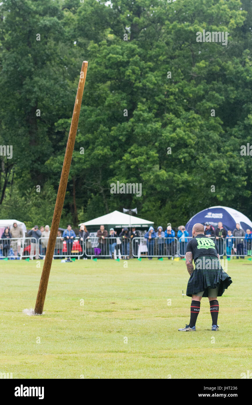 Balloch, Loch Lomond, Schottland, Großbritannien. 15. Juli 2017. UK-Wetter - kommt der Baumstamm mit einem Spritzer auf dem durchweichten Boden an den Loch Lomond Highland Games während des lokales warf der Caber Veranstaltung. Die jährliche Veranstaltung von Loch Lomond Spiele befindet sich nun im 51. Jahr und umfasst die schottischen Highland Games Association offizielle World Heavyweight Championship sowie lokale sportliche Wettkämpfe. Bildnachweis: Kay Roxby/Alamy Live-Nachrichten Stockfoto