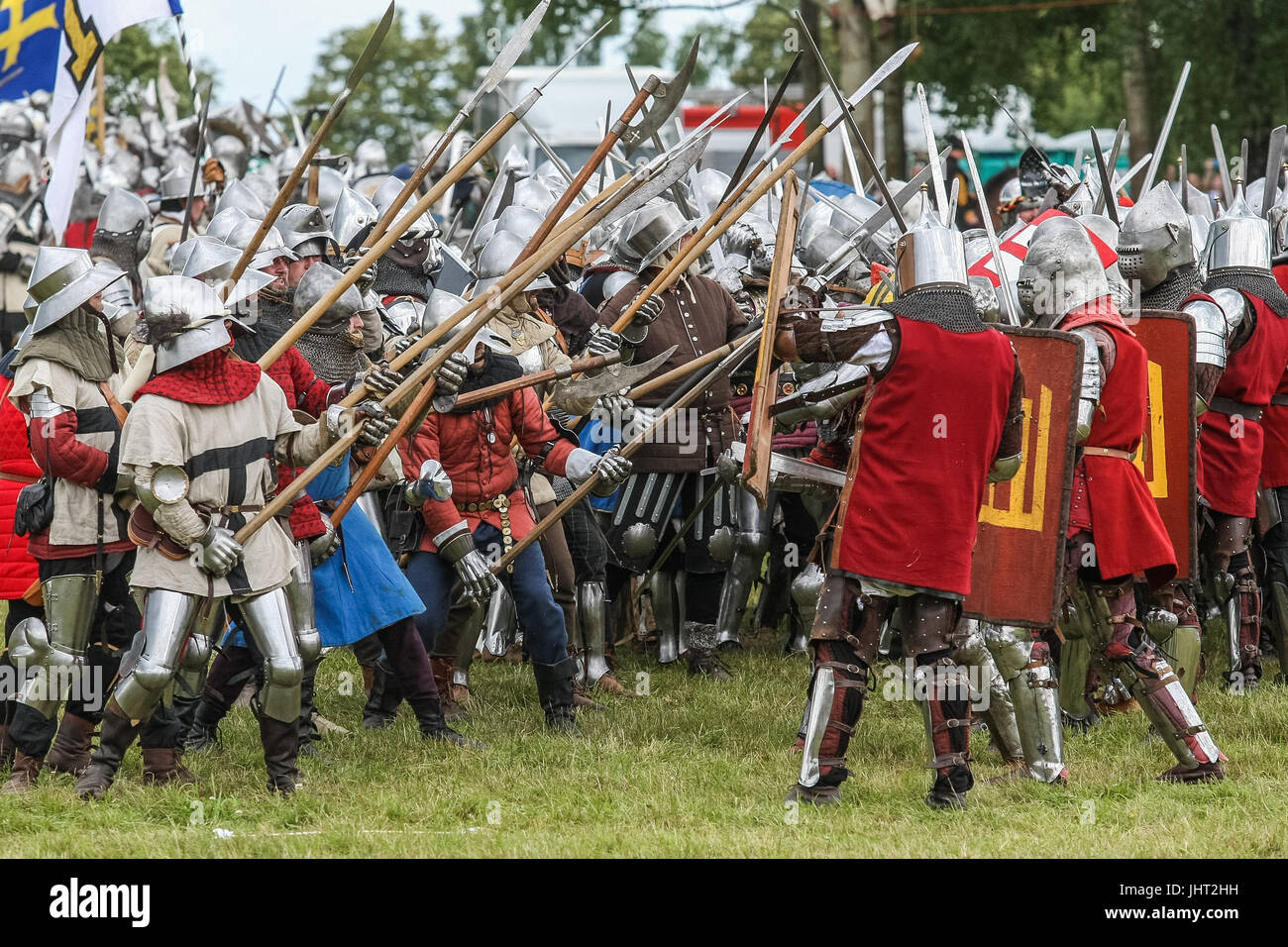 Grunwald, Polen. 15. Juli 2017. Nachstellung der Schlacht von Grunwald ist am 15. Juli 2017 in Grunwald, Polen gesehen. Die Schlacht von Grunwald, wurde am 15 Juli 1410 während des polnisch-litauischen – germanischen Krieges gekämpft. Das Bündnis des Königreichs Polen und das Großfürstentum Litauen, führte bzw. von König Wladyslaw II Jagiello und Großfürst Vytautas entscheidend besiegt die deutsch-französischen Kreuzritter, unter der Leitung von Großmeister Ulrich von Jungingen. Die meisten der Führung des Deutschen Ordens wurden getötet oder gefangen genommen. Bildnachweis: Michal Fludra/Alamy Live-Nachrichten Stockfoto