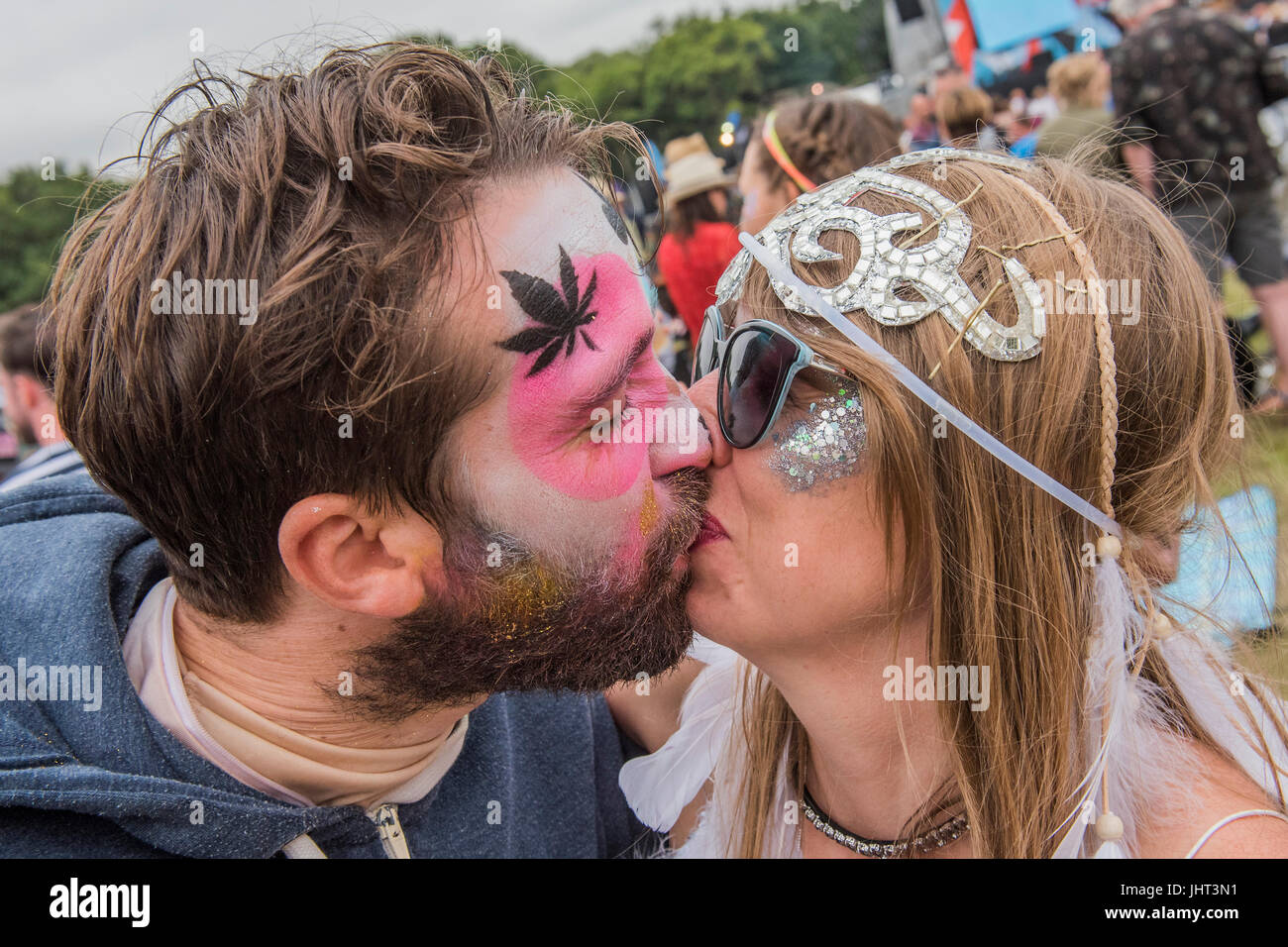 Suffolk, UK. 15. Juli 2017.  Eine Braut zu sein küsst ihr Verlobter, als die Henne und Hirsch Parteien zusammen - 2017 Latitude Festival, Henham Park. Suffolk-15. Juli 2017-Credit: Guy Bell/Alamy Live-Nachrichten Stockfoto