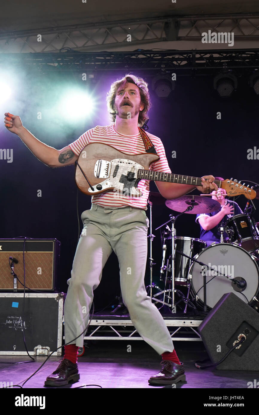 Suffolk, Großbritannien. Am 15. Juli 2017. Mark Bowen aus läuft live auf der Seebühne an der Latitude Festival 2017 im Henham Park, Southwold, Suffolk. Foto Datum: Samstag, 15. Juli 2017. Photo Credit: Roger Garfield/Alamy Leben Nachrichten. Stockfoto