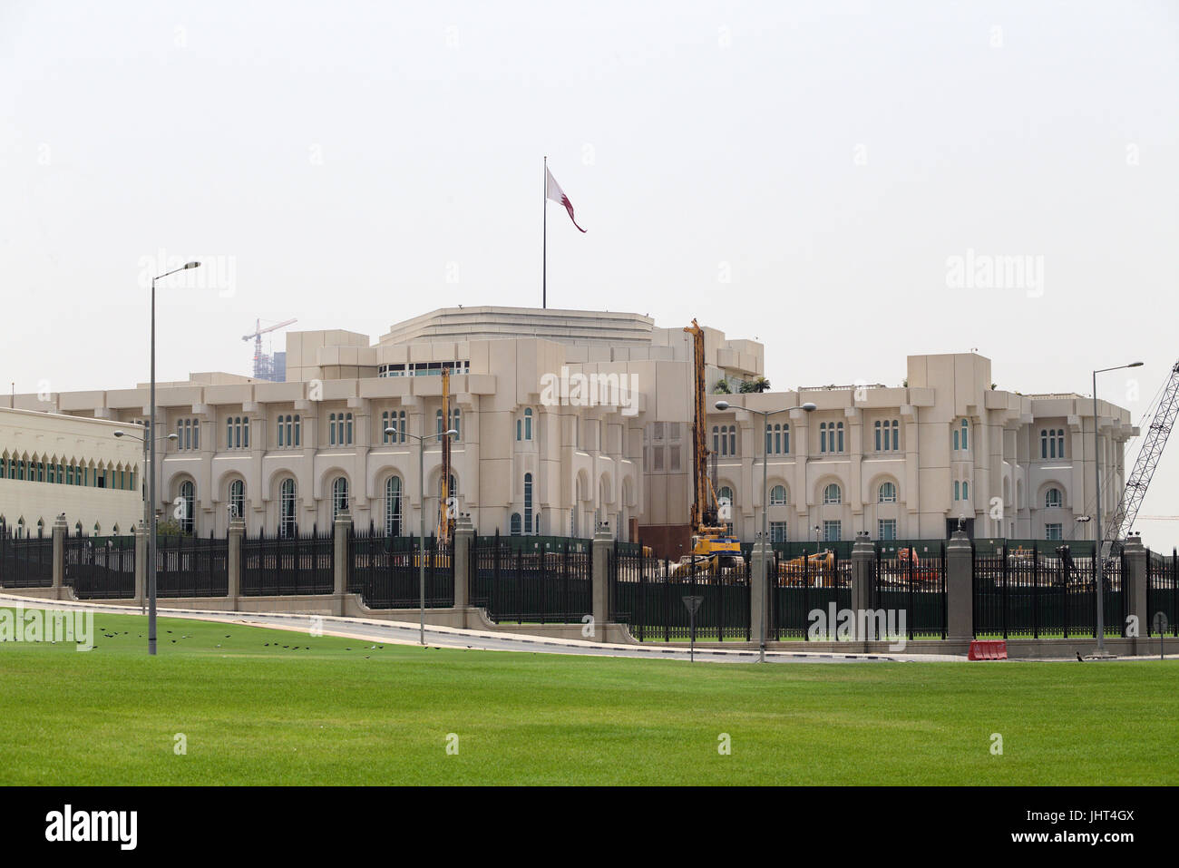 DOHA, Katar - 15. Juli 2017: The Emiri Diwan Palast in zentralen Doha. Scheich Tamim bin Hamad al-Thani, Emir von Katar, traf Jean-Yves Le Drian, der Außenminister von Frankreich, in der katarischen Hauptstadt heute zu die GCC-Krise zu diskutieren. Stockfoto