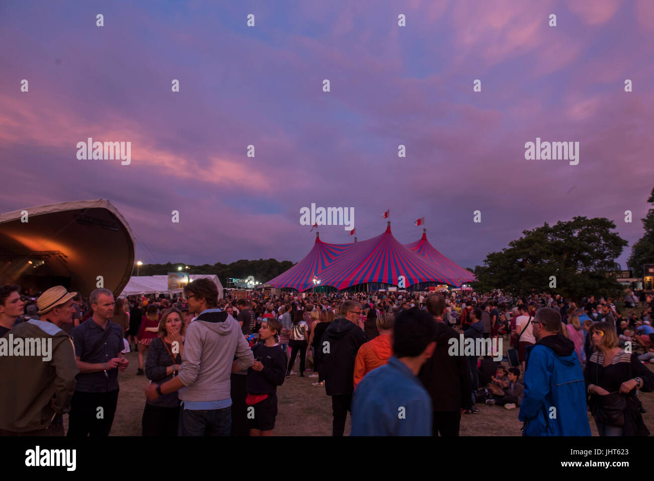 Latitude Festival, UK. 15. Juli 2017. Die Sonne geht am Samstagabend - 2017 Latitude Festival, Henham Park. Suffolk-15. Juli 2017-Credit: Guy Bell/Alamy Live-Nachrichten Stockfoto