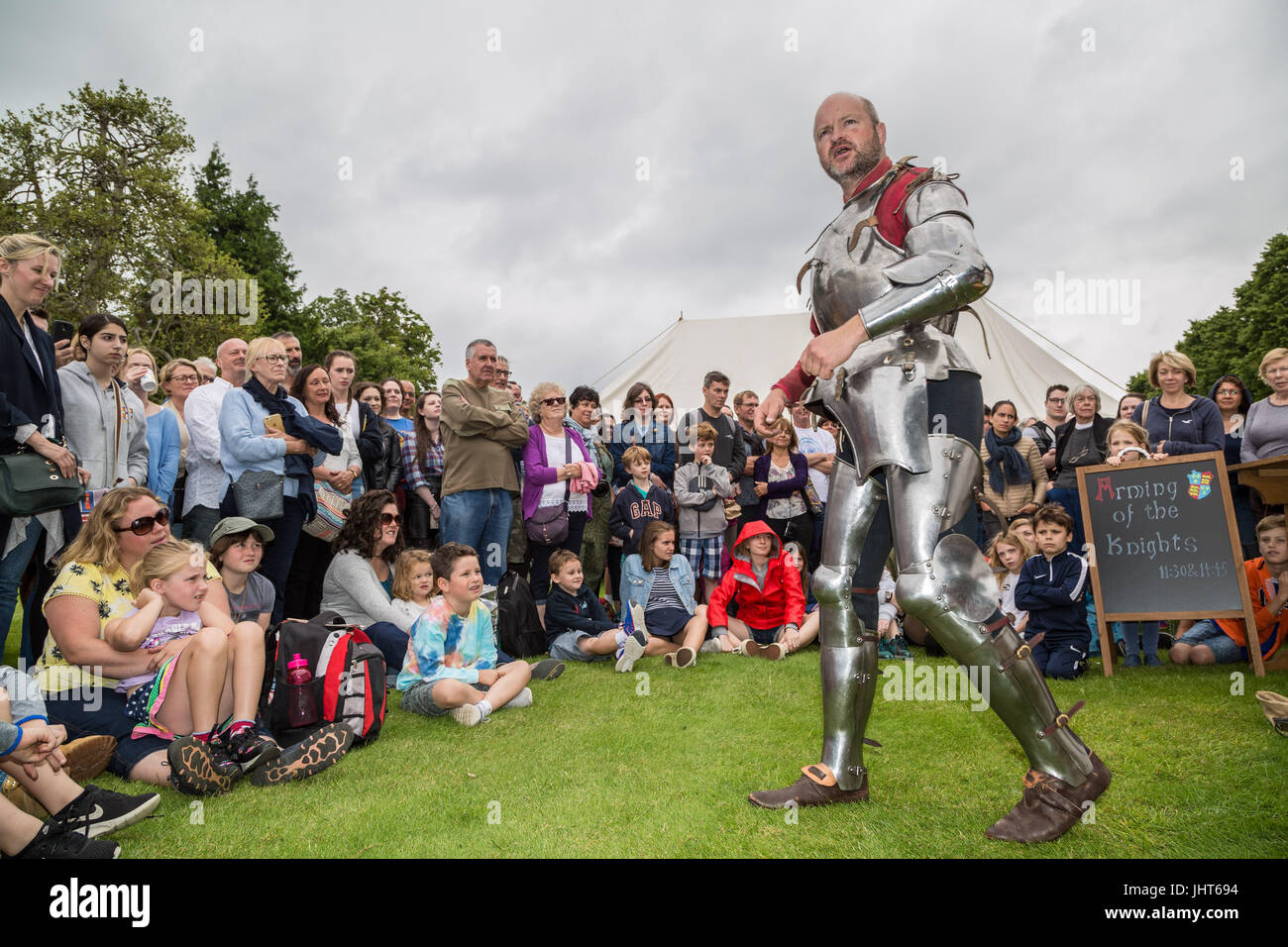 East Molesey, London, UK. 15. Juli 2017. Ein Ritter bereitet durch passend mit Kampfrüstung bereit für die Tudor-Turnier am Hampton Court Palace © Guy Corbishley/Alamy Live News Stockfoto