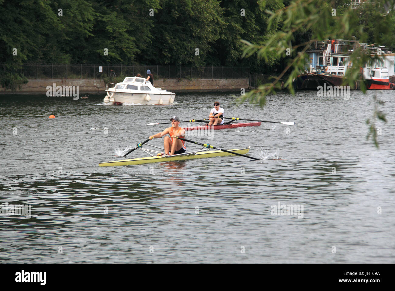 Molesey Boat Club (Sieger, roten Boot) führt Lea Rowing Club. Herren Mittelstufe 1 einzigen Finale. 150. Molesey Amateur Regatta, 15. Juli 2017, Themse, Hurst Park Riverside, East Molesey, in der Nähe von Hampton Court, Surrey, England, Großbritannien, Deutschland, UK, Europa. Jährliche Amateur Rudern Wettbewerb und gesellschaftliches Ereignis 1867 gegründet. Bildnachweis: Ian Flasche/Alamy Live-Nachrichten Stockfoto