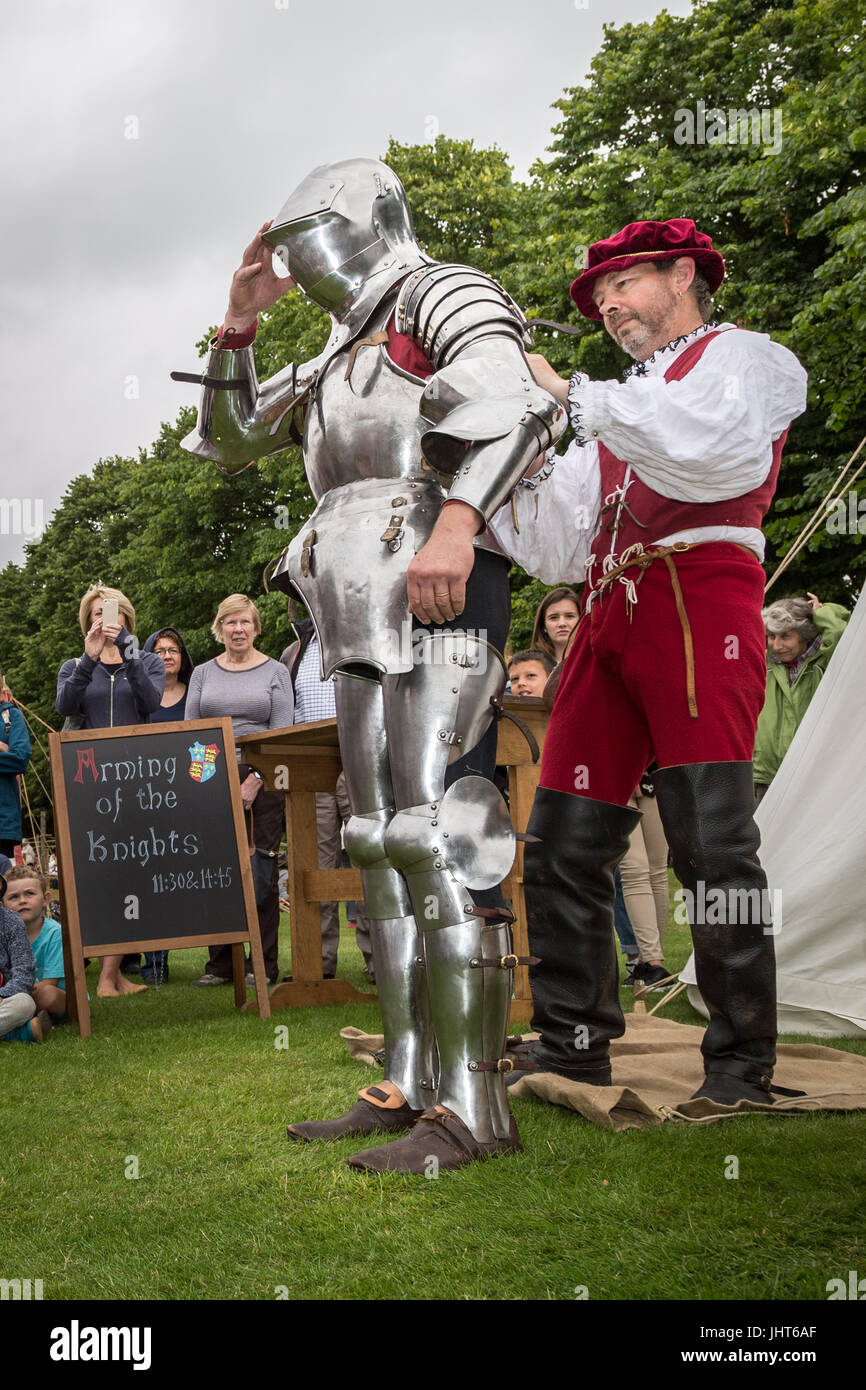 East Molesey, London, UK. 15. Juli 2017. Ein Ritter bereitet durch passend mit Kampfrüstung bereit für die Tudor-Turnier am Hampton Court Palace © Guy Corbishley/Alamy Live News Stockfoto