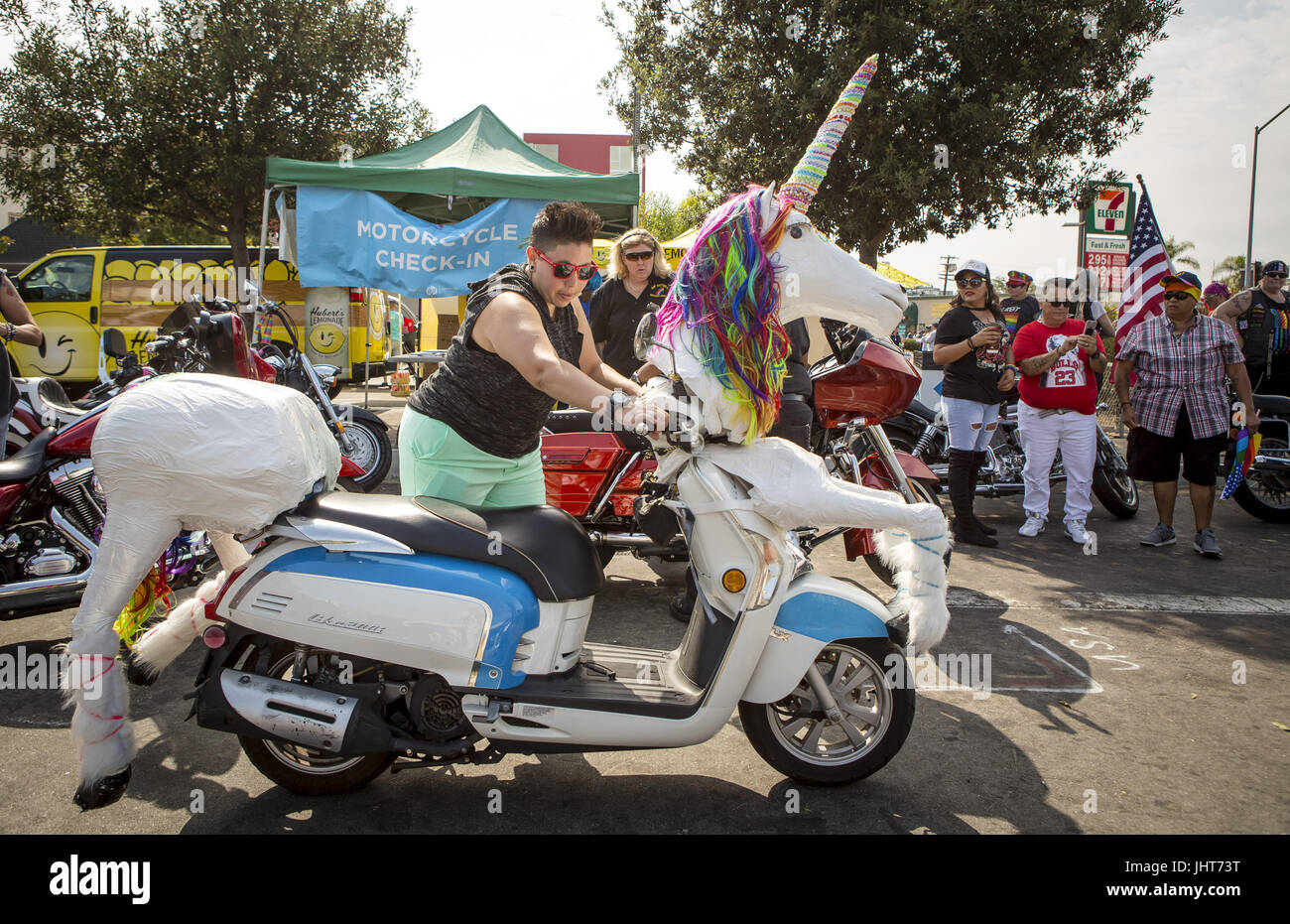 San Diego, Kalifornien, USA. 15. Juli 2017. 15. Juli 2017 - San Diego, CA - TANYA TRUJILLO bewegt ihr Regenbogen Einhorn verziert Scooter '' Big Booty Judy'' vor der Teilnahme an der San Diego LGBT Pride Parade am Samstag. Die Parade durch die Hillcrest Nachbarschaft vor einer Kulisse von mehr als 100.000 gewickelt. Die Parade Thema ist '' Verbündete in Aktion: gemeinsam für Gerechtigkeit. " Foto von David Poller Credit: David Poller/ZUMA Draht/Alamy Live-Nachrichten Stockfoto