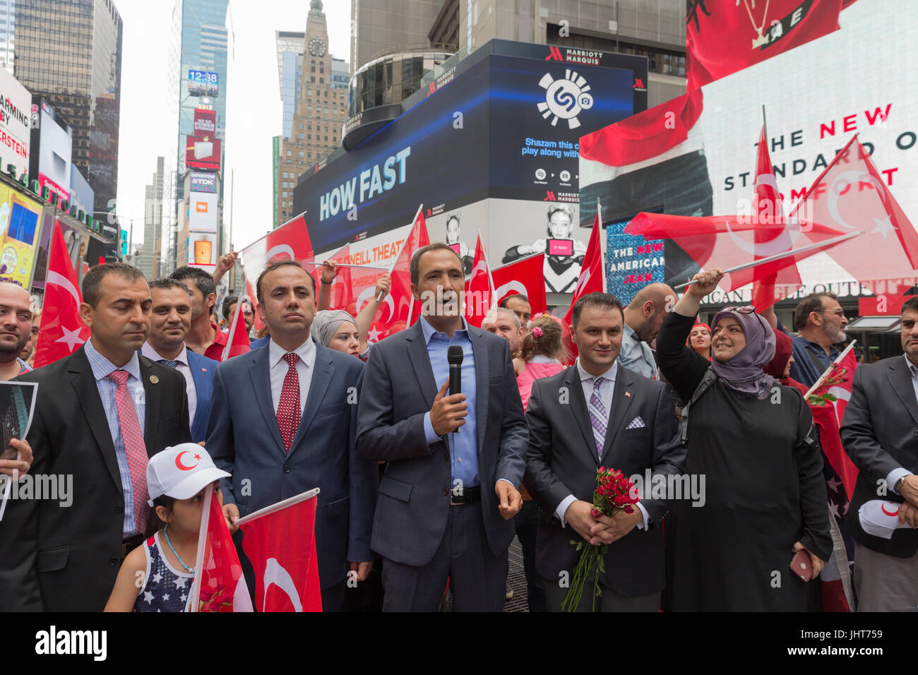 New York, NY USA - 15. Juli 2017: Türken inszeniert Kundgebung am Times Square in New York zur Unterstützung der Präsident Erdogan einjährigen Putsch Jubiläum live in Türkei Credit: Lev Radin/Alamy Live-Nachrichten Stockfoto