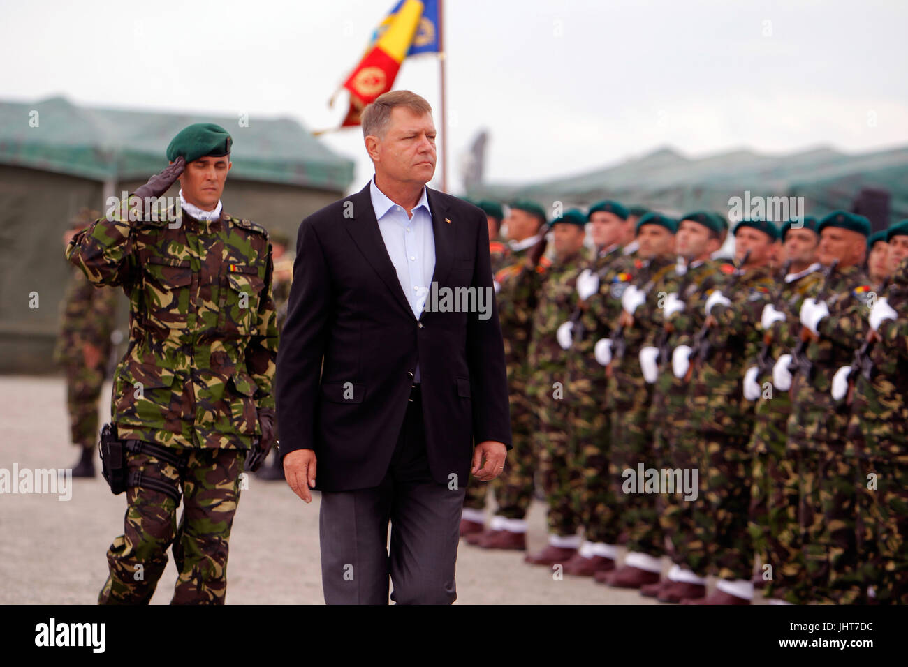 Bukarest. 15. Juli 2017. Rumäniens Präsident Klaus Iohannis (vorne) Bewertungen während der Saber Guardian 2017 multinationalen Übung auf dem Truppenübungsplatz Cincu in Zentralrumänien, 15. Juli 2017 eine Ehrenwache. Säbel Guardian 2017 ist eine U.S. European Command, unter der Leitung von US-Army in Europa jährliche Übung in Rumänien, Ungarn und Bulgarien stattfindet. Bildnachweis: Cristian Cristel/Xinhua/Alamy Live-Nachrichten Stockfoto