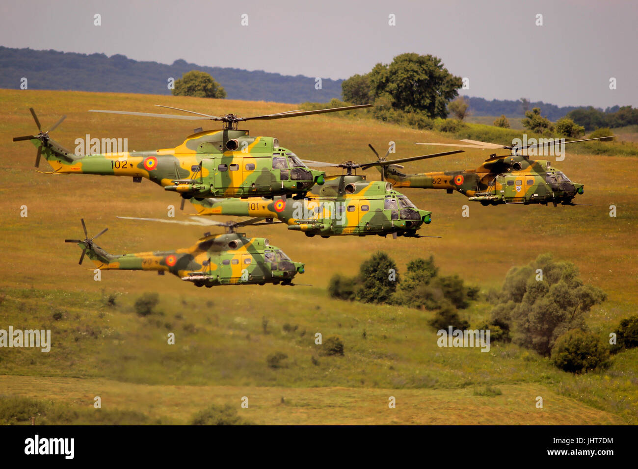 Bukarest. 15. Juli 2017. Rumänische Kampfhubschrauber IAR-330 Puma SOCAT sind während der Saber Guardian 2017 multinationalen Übung auf dem Truppenübungsplatz Cincu in Zentralrumänien, 15. Juli 2017 gesehen. Säbel Guardian 2017 ist eine U.S. European Command, unter der Leitung von US-Army in Europa jährliche Übung in Rumänien, Ungarn und Bulgarien stattfindet. Bildnachweis: Cristian Cristel/Xinhua/Alamy Live-Nachrichten Stockfoto