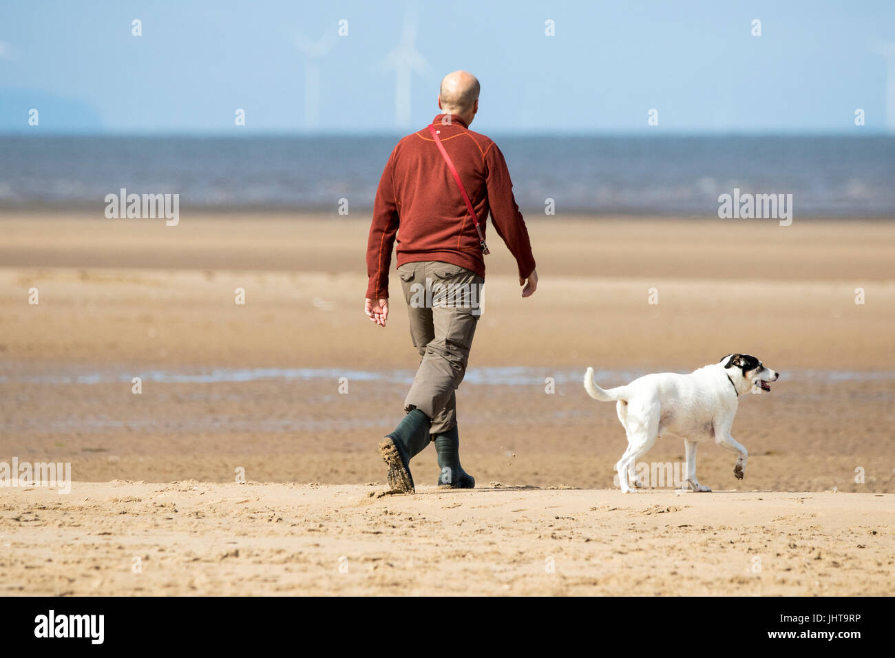 Southport, Merseyside, 16. Juli 2017. Großbritannien Wetter.   Ein schönen sonniger Start in den Tag über der Nordwestküste Englands als Familien nehmen am Meer in der Sonne auf dem goldenen Sand von Southport Strand in Merseyside.  Mit Zauber herrlicher Sonnenschein, die voraussichtlich im Laufe des Tages weiter wird ein schöner Tag in dem beliebten Badeort erwartet.  Bildnachweis: Cernan Elias/Alamy Live-Nachrichten Stockfoto