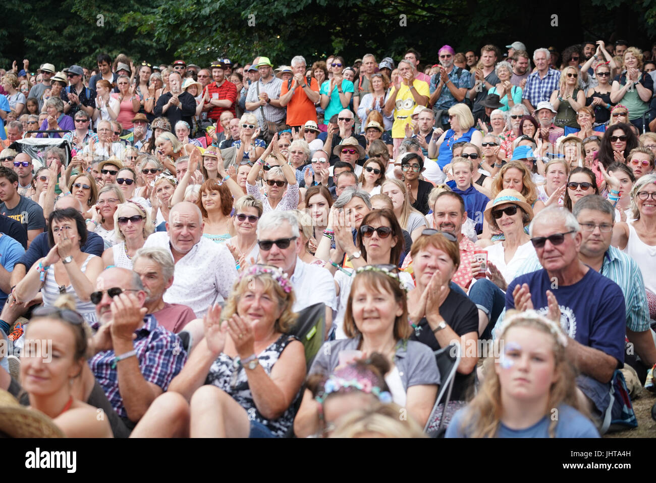 Latitude Festival, UK. 16. Juli 2017. Menschenmassen genießen eine Performance von Katherine Jenkins auf der Bühne am See am Tag 4 (Sonntag) von 2017 Latitude Festival in Henham Park, Southwold in Suffolk. Foto: Sonntag, 16. Juli 2017. Bildnachweis sollte lauten: Roger Garfield/Alamy Live News. Stockfoto