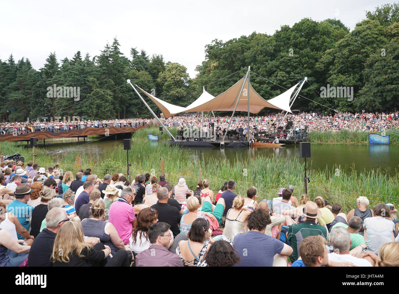 Latitude Festival, UK. 16. Juli 2017. Katherine Jenkins auf der Bühne am See am Tag 4 (Sonntag) von 2017 Latitude Festival in Henham Park, Southwold in Suffolk durchführen. Foto: Sonntag, 16. Juli 2017. Bildnachweis sollte lauten: Roger Garfield/Alamy Live News. Stockfoto