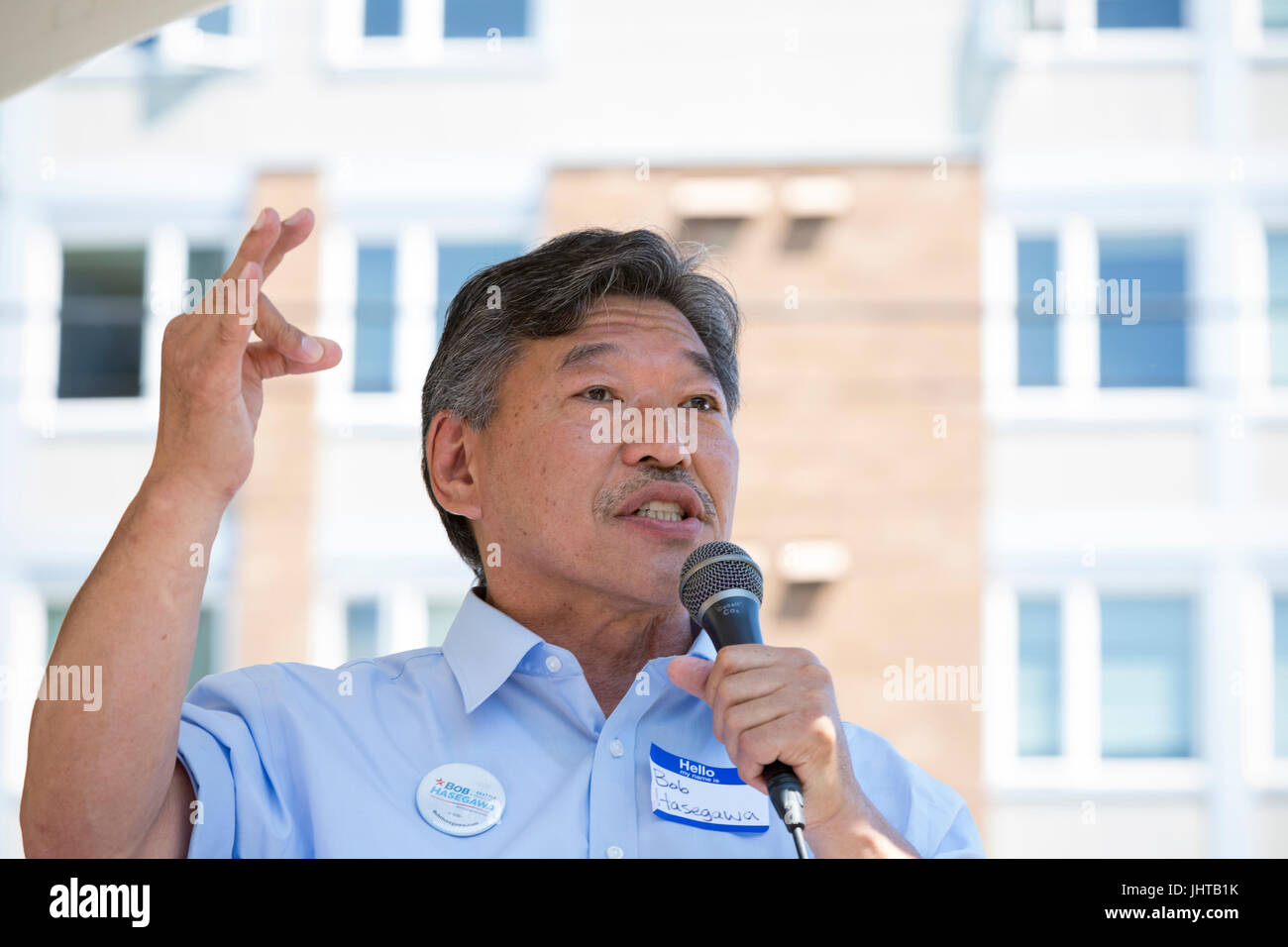 Seattle, Washington: Zustand-Senator Bob Hasegawa spricht bei einem Forum in West Seattle Sommerfest. Von den 21 Kandidaten offiziell für Bürgermeister in diesem Jahr, erhalten nur zwei vorbei an der Grundschule am 1. August. fünfzehn Kandidaten drängten sich die Bühne auf dem Forum einschließlich Zustand-Senator Bob Hasegawa, Jurist und Pädagoge Nikkita Oliver Staat Rep Jessyn Farrell, Jason Roberts, ehemaliger Bürgermeister von Seattle Mike McGinn, Mary J. Martin, Lewis Jones, Casey Carlisle, Larry Oberto, Gary Brose, Michael Harris , Alex Tsimerman, Harley Hebel, James Norton und Tiniell Cato. Stockfoto