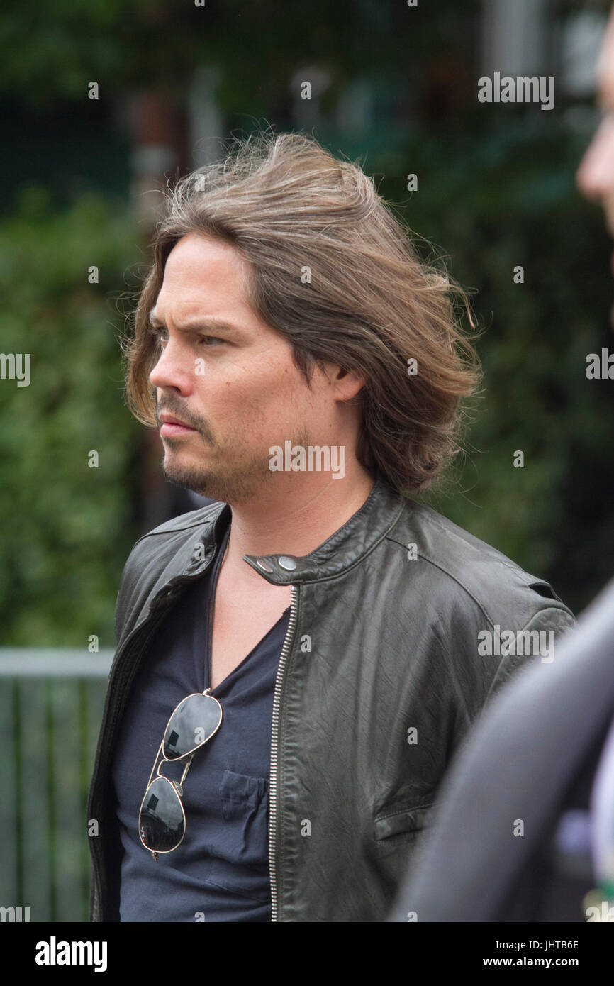 London UK. 16. Juli 2017. Ein Zuschauer mit einer starken Ähnlichkeit des amerikanischen Schauspielers Johnny Depp kommt bei den All England Tennis Club für die ATP Masters Finale Credit: Amer Ghazzal/Alamy Live-Nachrichten Stockfoto