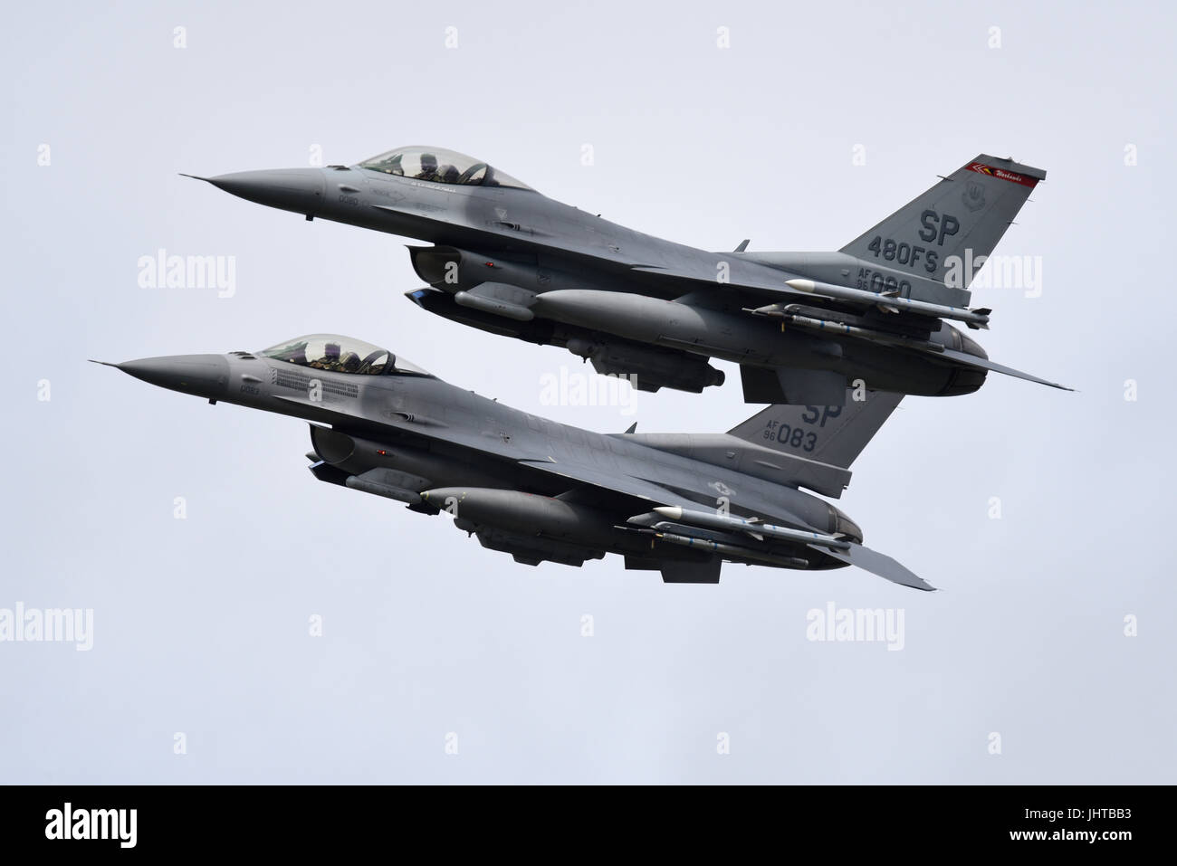 Zwei General Dynamics F-16 Kampfflugzeuge der US Air Force vom Luftwaffenstützpunkt Spangdahlem in Deutschland führen auf einer Flugschau einen Fliegenflug durch Stockfoto