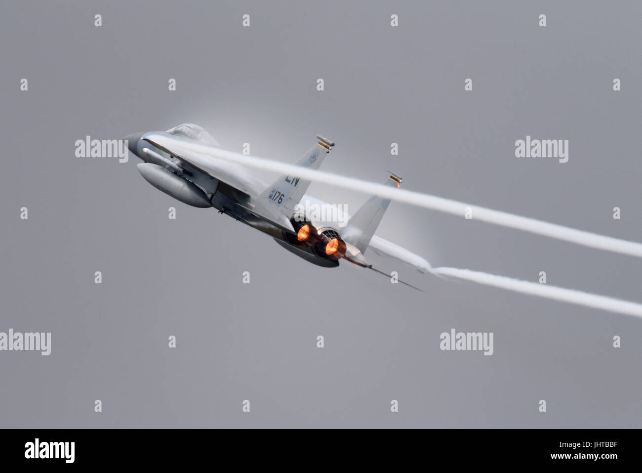 USAF McDonnell Douglas Boeing F-15 Eagle Kampfflugzeug von RAF Lakenheath, das bei einer Flugschau eine Hochgeschwindigkeits-Kraftdemonstration durchführte und eine Wolke aus Feuchtigkeit aus dem Druckluftdruck erzeugt Stockfoto