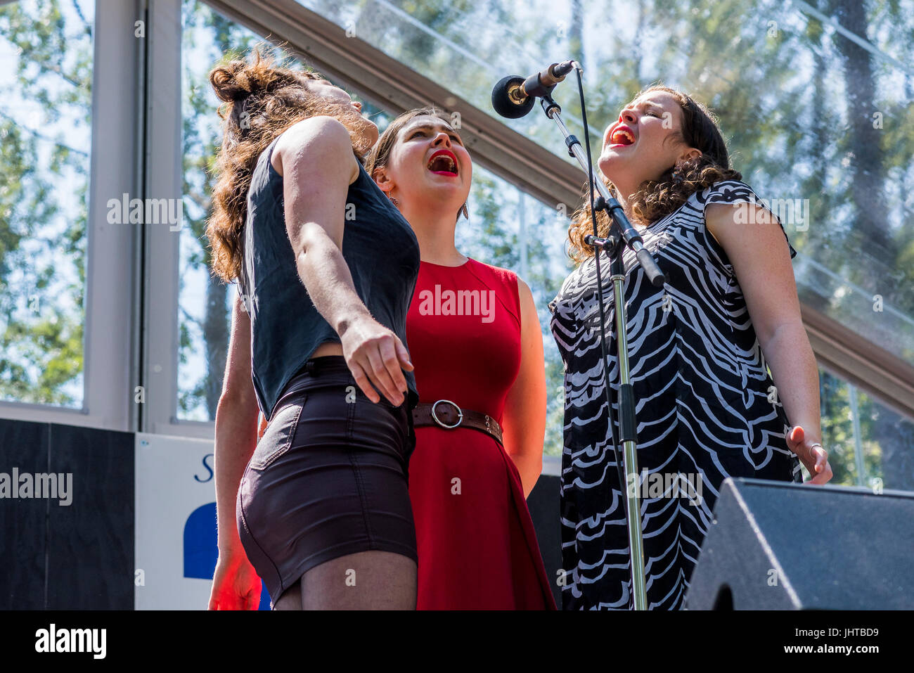 Vancouver, Kanada. 15. Juli 2017. Die Mae Trio, 40. jährliche Vancouver Folk Music Festival, Vancouver, Britisch-Kolumbien, Kanada. Bildnachweis: Michael Wheatley/Alamy Live-Nachrichten Stockfoto