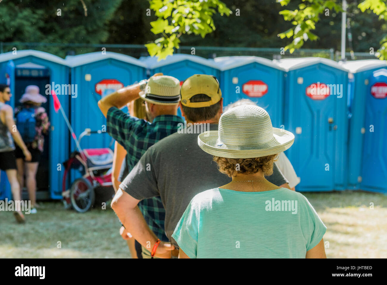 Vancouver, Kanada. 15.. Juli 2017. Tragbare Toilette Lineup, 40. jährliche Vancouver Folk Music Festival, Vancouver, British Columbia, Kanada. Quelle: Michael Wheatley/Alamy Live News Stockfoto