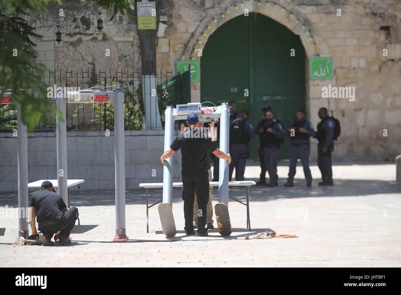 Jerusalem. 16. Juli 2017. Israelische Polizei installieren Metalldetektoren am Eingang an der al-Aqsa Moschee in Jerusalem, zusammengesetzte am 16. Juli 2017. Unter starker Polizeipräsenz wiedereröffnet Israel nach Angaben der Polizei teilweise eine Jerusalem Heilige Stätte am Sonntag nach der Einnahme eines ungewöhnlichen Schrittdes, nach einem tödlichen schießen Angriff zu schließen. Bildnachweis: Muammar Awad/Xinhua/Alamy Live-Nachrichten Stockfoto