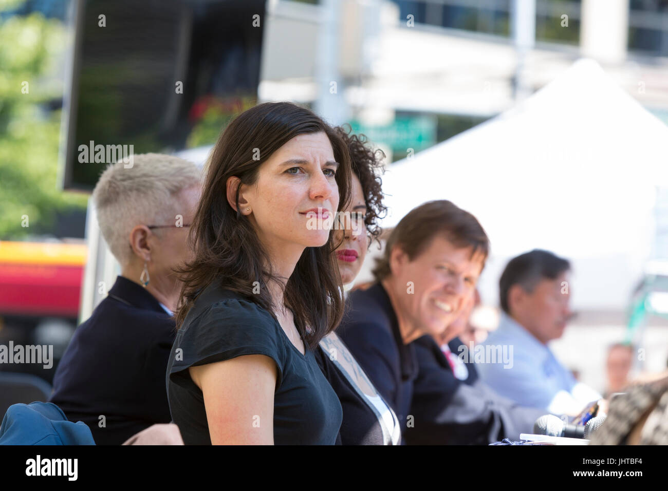 Seattle, Washington: Staat Rep Jessyn Farrell auf einem Forum in West Seattle Sommerfest. Von den 21 Kandidaten offiziell für Bürgermeister in diesem Jahr, erhalten nur zwei vorbei an der Grundschule am 1. August. fünfzehn Kandidaten drängten sich die Bühne auf dem Forum einschließlich Zustand-Senator Bob Hasegawa, Jurist und Pädagoge Nikkita Oliver Staat Rep Jessyn Farrell, Jason Roberts, ehemaliger Bürgermeister von Seattle Mike McGinn, Mary J. Martin, Lewis Jones, Casey Carlisle, Larry Oberto, Gary Brose, Michael Harris , Alex Tsimerman, Harley Hebel, James Norton und Tiniell Cato. Stockfoto