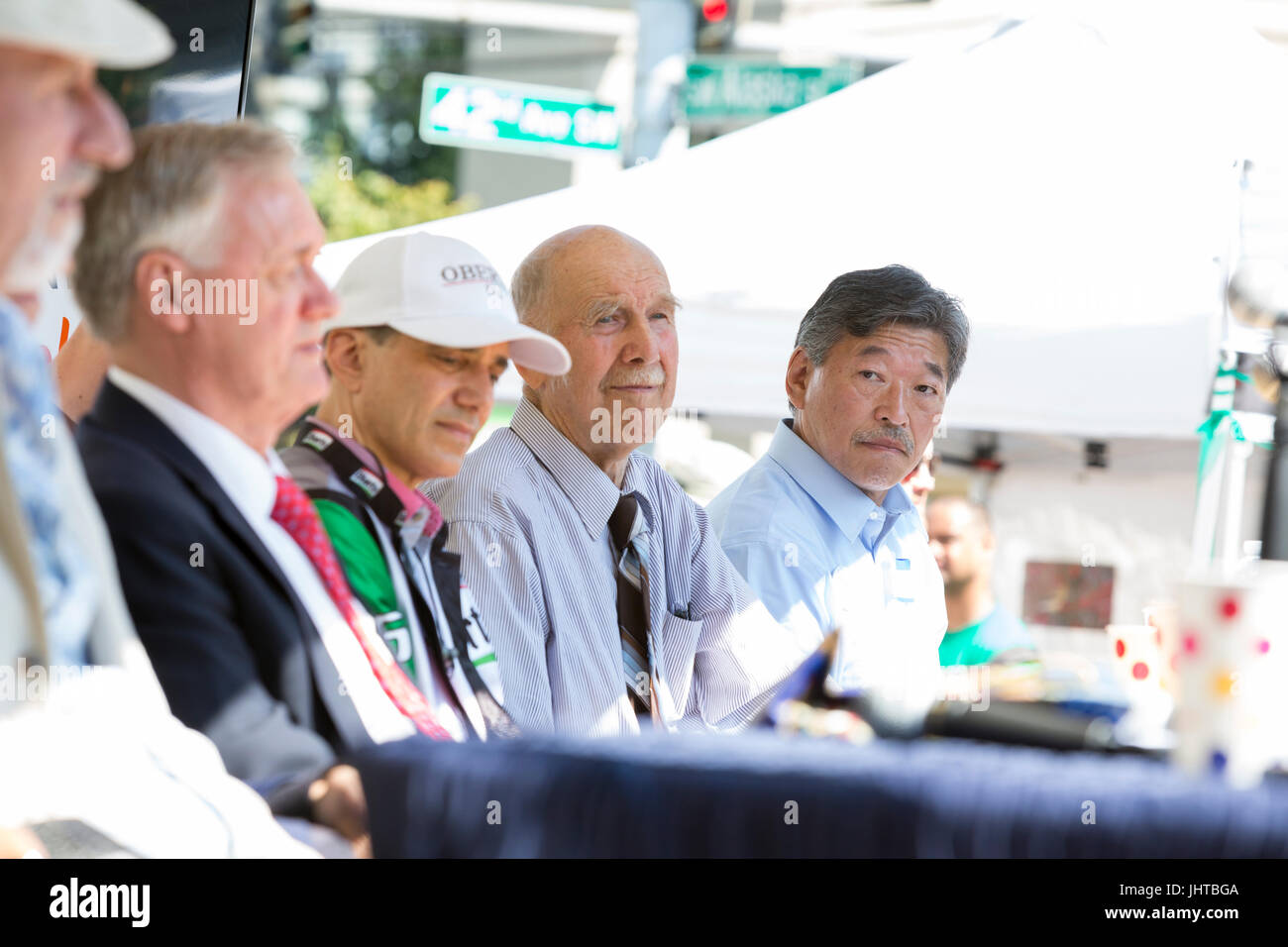 Seattle, Washington: Seattles bürgermeisterlichen Hoffnungsträger beantworten Fragen in einem Forum in West Seattle Sommerfest. Von den 21 Kandidaten offiziell für Bürgermeister in diesem Jahr, erhalten nur zwei vorbei an der Grundschule am 1. August. fünfzehn Kandidaten drängten sich die Bühne auf dem Forum einschließlich Zustand-Senator Bob Hasegawa, Jurist und Pädagoge Nikkita Oliver Staat Rep Jessyn Farrell, Jason Roberts, ehemaliger Bürgermeister von Seattle Mike McGinn, Mary J. Martin, Lewis Jones, Casey Carlisle, Larry Oberto, Gary Brose, Michael Harris , Alex Tsimerman, Harley Hebel, James Norton und Tiniell Cato. Stockfoto