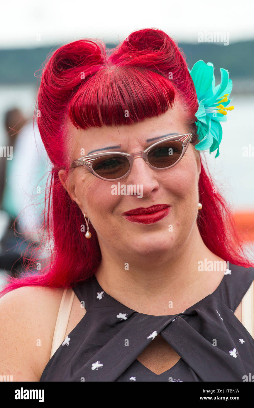 Poole ist Vintage, Poole, Dorset, Großbritannien. 16. Juli 2017. Poole geht Oldtimer Veranstaltung findet auf dem Kai - Besucher kleiden sich in Vintage-Kleidung. Bildnachweis: Carolyn Jenkins/Alamy Live-Nachrichten Stockfoto