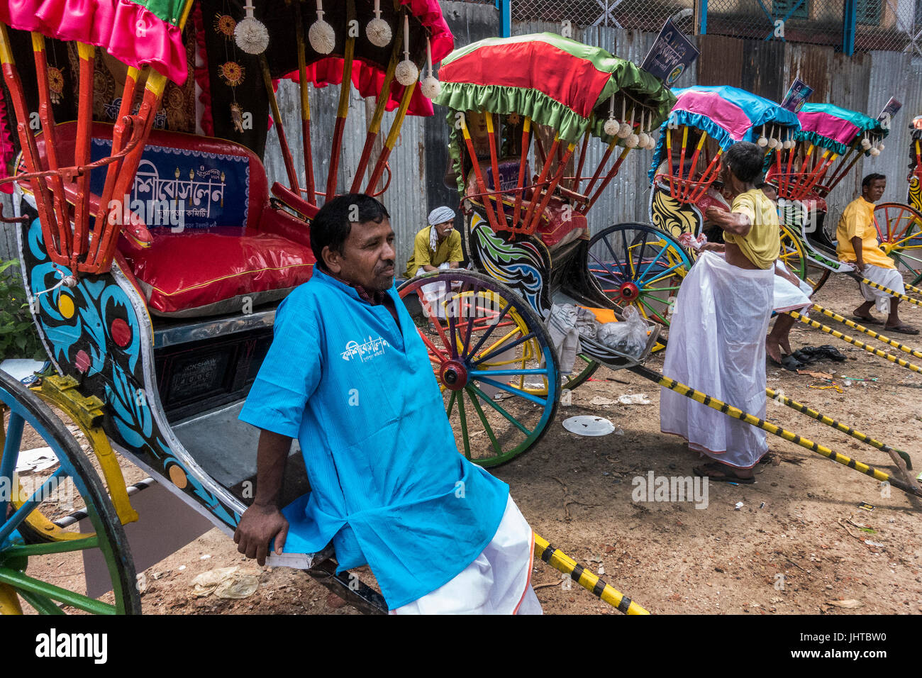 Kolkata. 16. Juli 2017. Indischer Hand Rikscha-Puller mit dekorierten Rikschas warten zur Teilnahme an einer Prozession im Rahmen des bevorstehenden Durga Puja-Festivals in Kalkutta, Hauptstadt des östlichen indischen Bundesstaat Westbengalen am 16. Juli 2017. Credit: Photo Xinhua/Tumpa Mondal/Alamy Live News Stockfoto