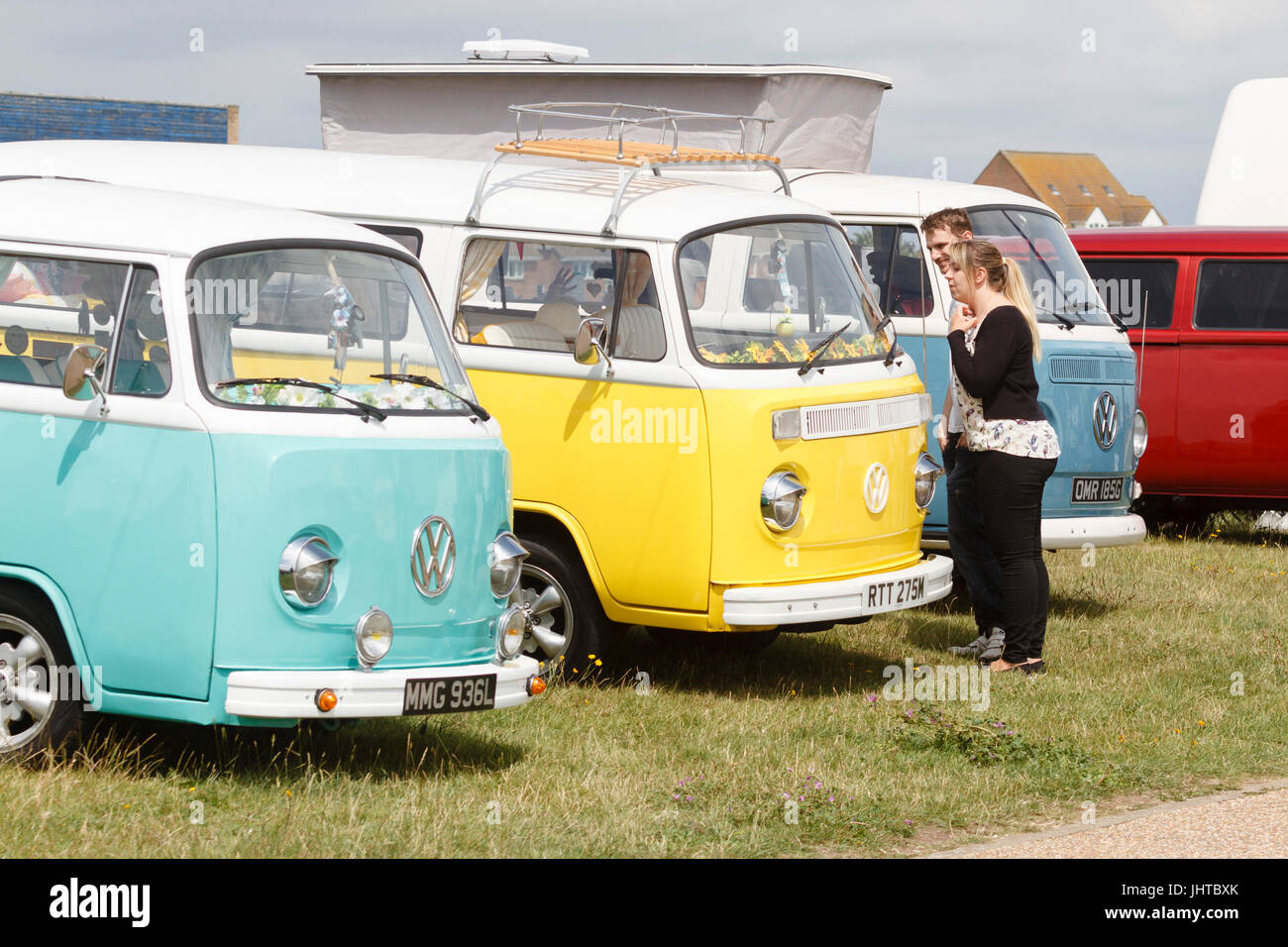 Eastbourne,UK.16th Juli 2017. UK-Wetter: Reihen von VW Campervans säumen die Promenade am Eastbournes Beachlife Festival, East Sussex, UK Credit: Ed Brown/Alamy Live News Stockfoto