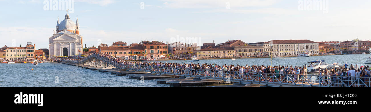 Venedig, Italien. 15. Juli 2017. Menschen über die Votiv-Brücke über den Canale della Giudecca. Die Kirche Redentore entstand zu Ehren Christi des Erlösers im Gegenzug für die Hilfe bei der Beendigung der Pest von 1575 bis 1577 in dem mehr als 50000 Menschen, fast ein Drittel der Bevölkerung starb. Die Pest endete am 13. Juli 1577 erklärt wurde und bis zum heutigen Tag Venedig feiert dieses Ereignis jeden dritten Sonntag im Juli die Festa de Redentore. Bildnachweis: Mary Clarke/Alamy Live-Nachrichten Stockfoto