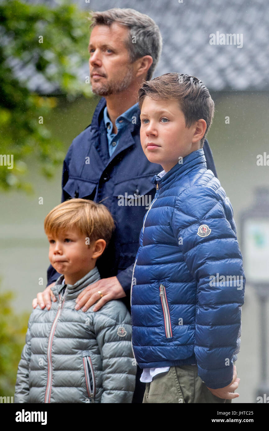 Grasten Slot, Dänemark. 16. Juli 2017. Kronprinz Frederik, Prinz Christian und Prinz Vincent von Dänemark besucht die Ringsted Pferd Zeremonie während ihrer jährlichen Sommerurlaub auf Grasten Steckplatz, Dänemark, 16. Juli 2017. Foto: Patrick van Katwijk - NO-Draht-SERVICE - Foto: Patrick van Katwijk/Dutch Photo Press/Dpa/Alamy Live News Stockfoto