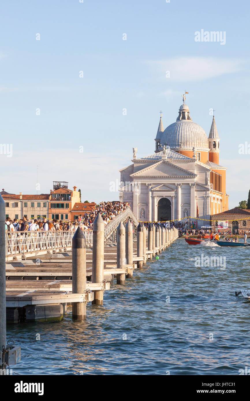 Venedig, Italien. 15. Juli 2017. 15 Personen über die Votiv-Brücke über den Canale della Giudecca während der Festa de Redentore. Die Kirche Redentore entstand zu Ehren Christi des Erlösers im Gegenzug für die Hilfe bei der Beendigung der Pest von 1575 bis 1577 in dem mehr als 50000 Menschen, fast ein Drittel der Bevölkerung starb. Die Pest endete am 13. Juli 1577 erklärt wurde und bis zum heutigen Tag Venedig feiert dieses Ereignis jeden dritten Sonntag im Juli die Festa de Redentore. Bildnachweis: Mary Clarke/Alamy Live-Nachrichten Stockfoto