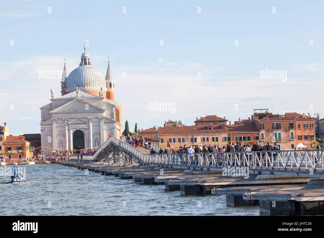 Venedig, Italien. 15. Juli 2017. 15. Juli 2017, Venedig, Italien. Die Würdenträger und Patriarchen von Venedig überqueren die Votiv Brücke während der Festa de Redentore. Die Kirche Redentore errichtet zu Ehren Christi des Erlösers im Gegenzug für die Hilfe bei der Beendigung der Pest von 1575 to1577 über 50000 Menschen, fast ein Drittel der Bevölkerung starb. Die Pest endete am 13. Juli 1577 erklärt wurde und bis zum heutigen Tag Venedig feiert dieses Ereignis jeden dritten Sonntag im Juli die Festa de Redentore. Bildnachweis: Mary Clarke/Alamy Live-Nachrichten Stockfoto