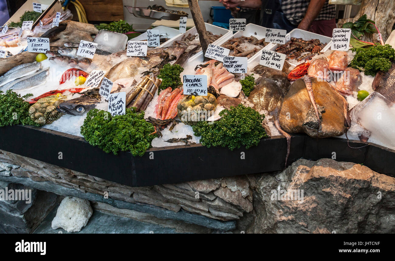 Abschaltdruck verkaufen Fische am Borough Market, dem berühmten historischen Lebensmittelmarkt in Southwark, London, England, UK. Stockfoto