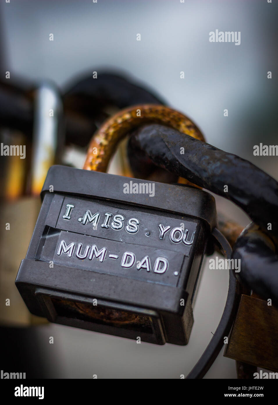 ein Vorhängeschloss gesichert, Metallgeländer mit der Nachricht, dass ich dich vermisse Mama und Papa Stockfoto