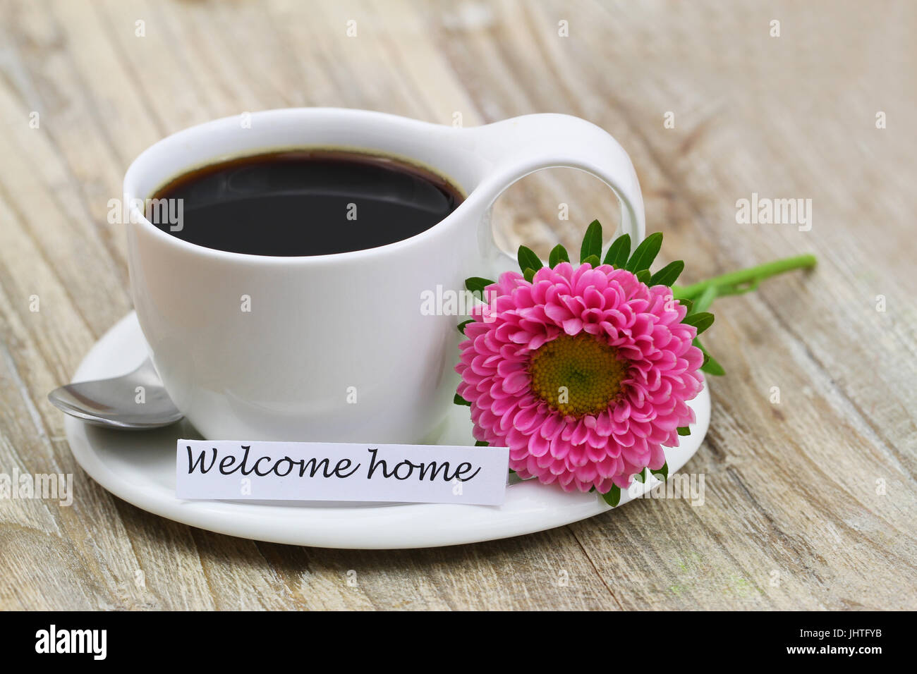Willkommen Startkarte mit Tasse Kaffee und rosa Gänseblümchen auf der Seite Stockfoto