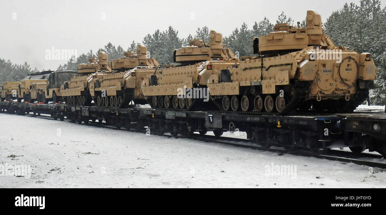 US Marine Corps M1A2 Abrams Kampfpanzer eine Flatcars Eisenbahn verladen vorbereiten für Operation Atlantic lösen 31. Januar 2017 in Trzbien, Polen, Estland verschickt werden.   (Foto: Corinna Baltos über Planetpix) Stockfoto