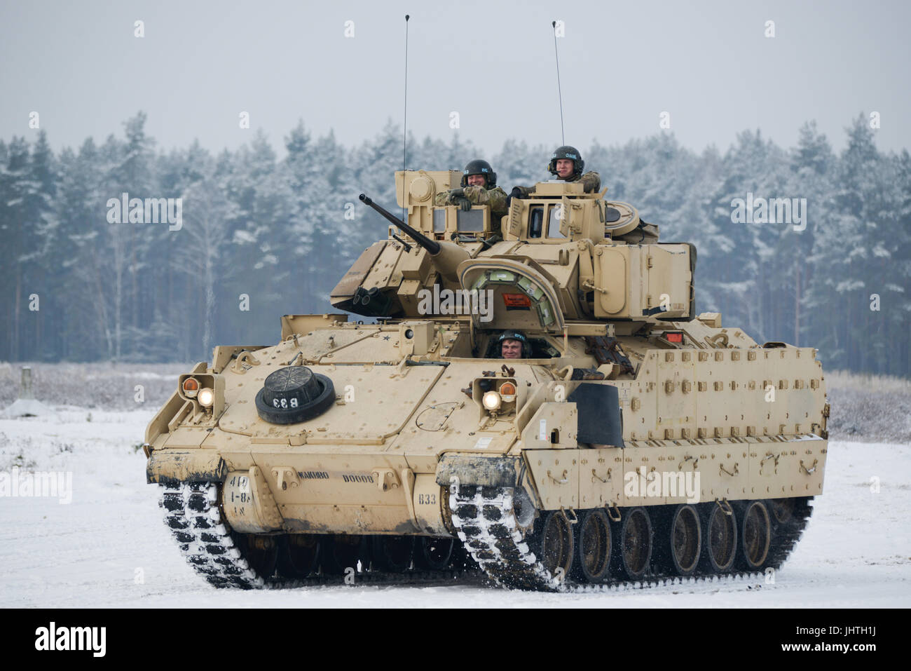 US-Armeesoldaten fahren ein Bradley Fighting Vehicle im Schnee an der Karliki-Reihe 2. Februar 2017 in Zagan, Polen.    (Foto von Emily Houdershieldt über Planetpix) Stockfoto