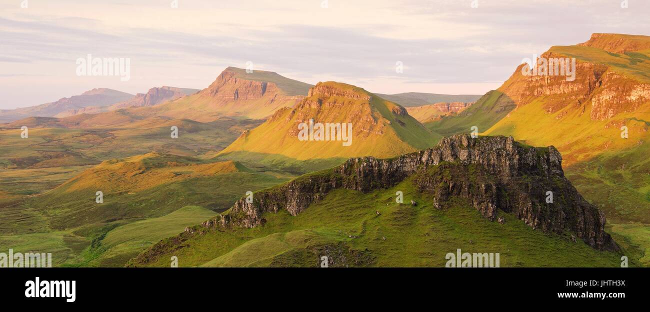 Panoramablick auf die Trotternish Ridge aus der Quiraing auf der Isle Of Skye Stockfoto