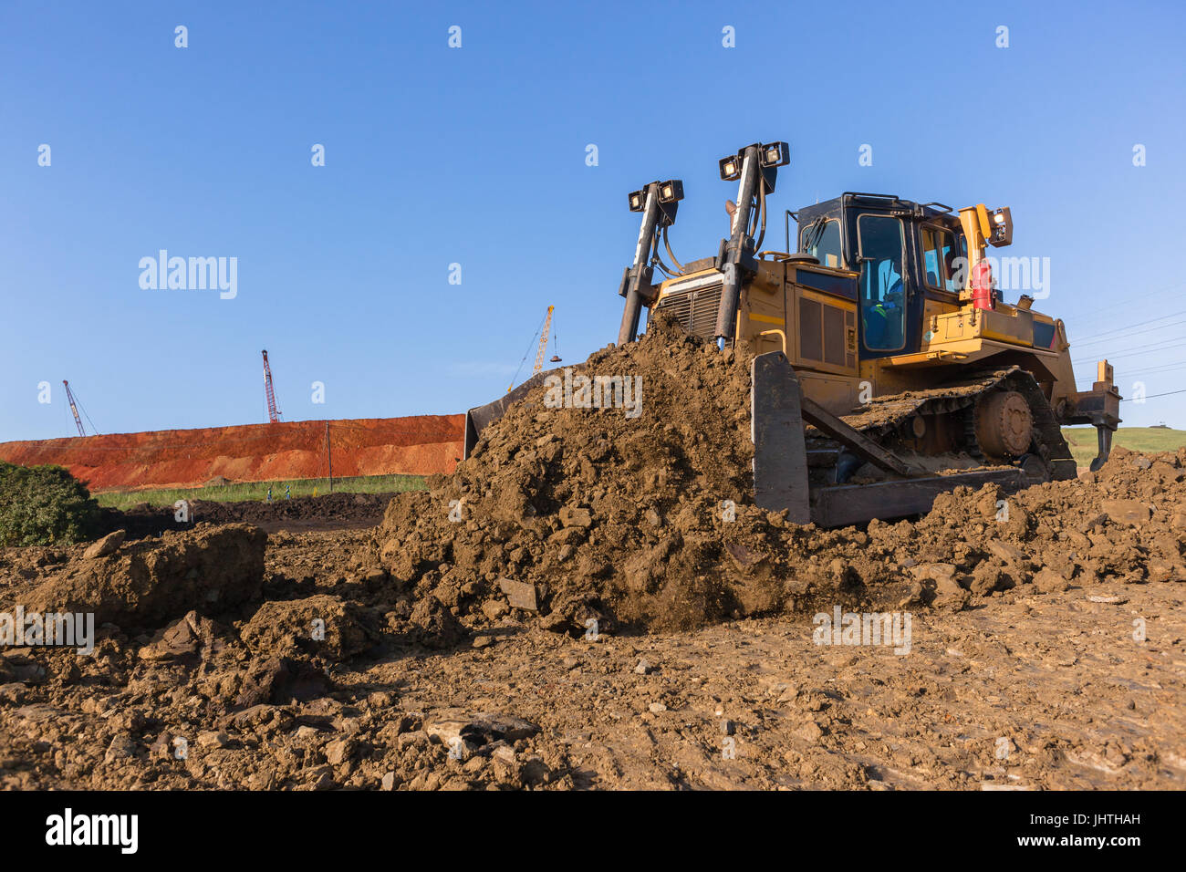 Bau Industrie Erdbau Deponie Dozer Maschine Schaufel Eimer Sand Steinen Closeup abstrakt bewegen. Stockfoto