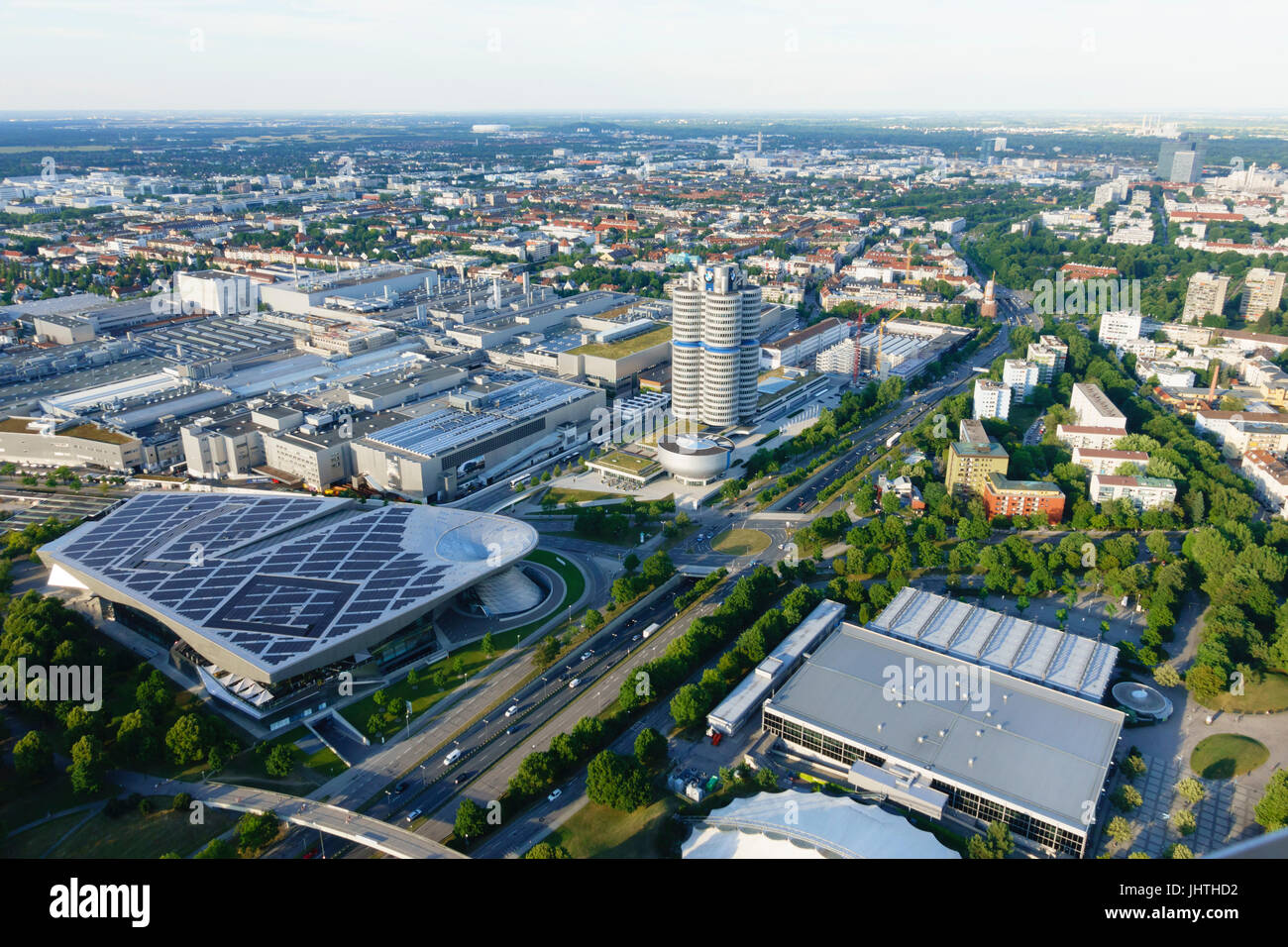 Blick auf die BMW HQ Gebäude aus der Olympiaturm, Olympiapark, München, Bayern, Deutschland Stockfoto