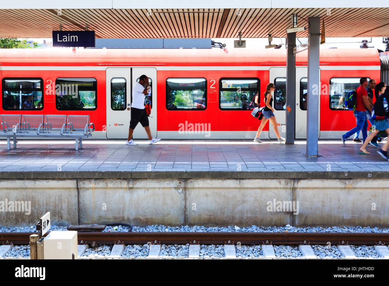 S-Bahn-Zug am Bahnsteig, Bahnhof Laim, München, Bayern, Deutschland Stockfoto