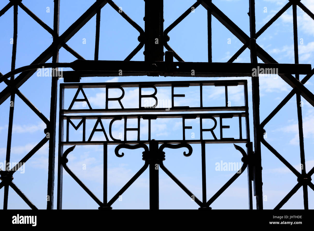 Haupttor und "Arbeit Macht Frei"-Schild. KZ Dachau, München, Bayern, Deutschland Stockfoto