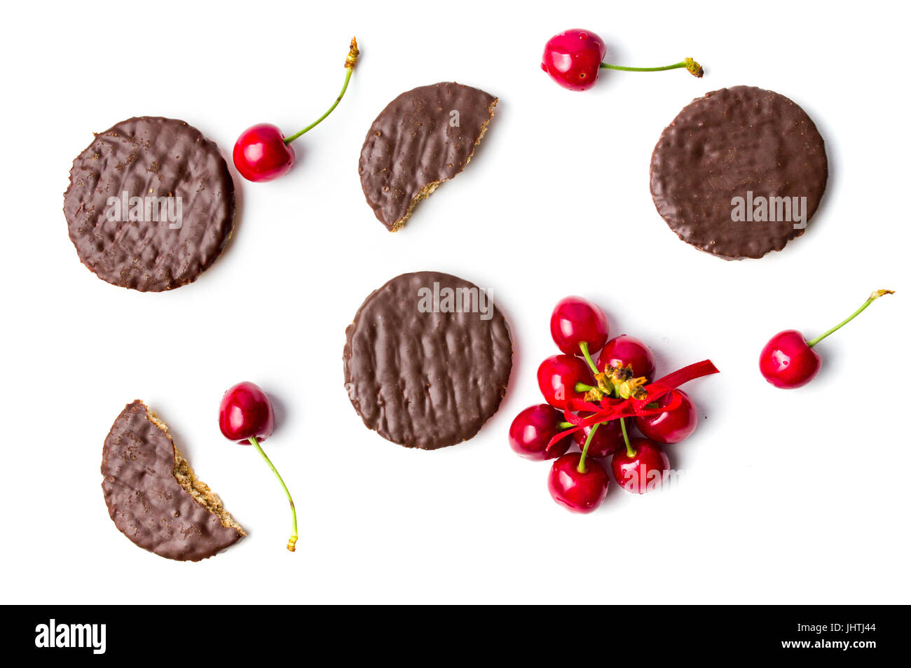Kirsche Kekse und Obst Flatlay isoliert auf weiss Stockfoto