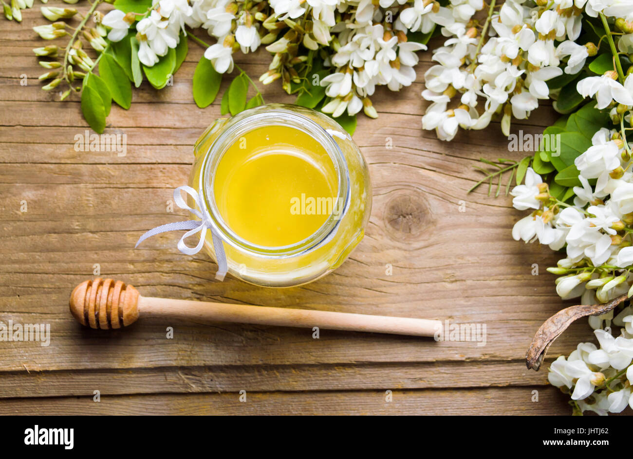 Akazienblüten und natürlichem Honig im Glas Stockfoto