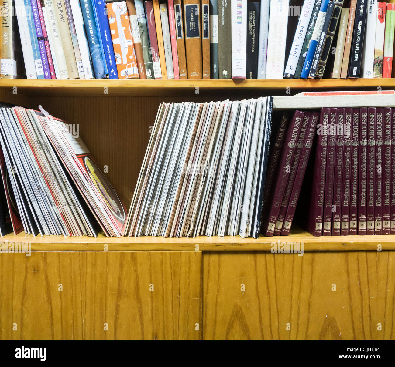 Vinyl-Schallplatten und Second Hand Bücher in Charity-Shop in Spanien Stockfoto